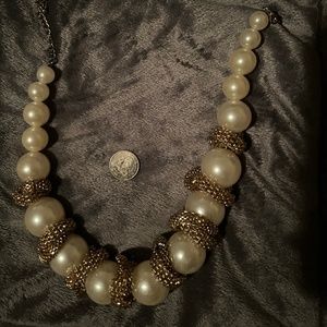 RUNWAY OVERsized fashion pearl necklace.